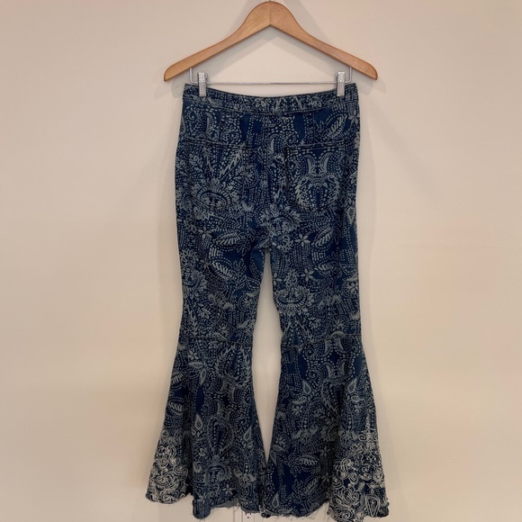 ❤️💜💙💛 FREE PEOPLE Blue Float On Flare Jeans Embroidered Paisley Jeans Size 28 - Picture 15 of 16